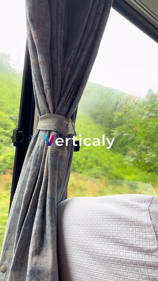 雨の日の車窓、緑豊かな景色