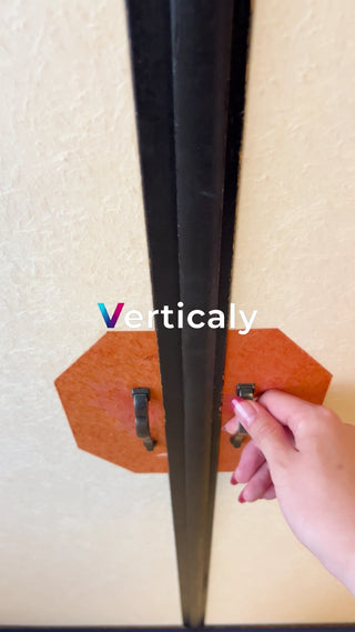 手元の鍵を開ける