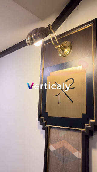 時計と照明、レトロな空間