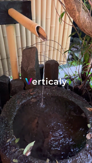 竹筒から水が流れる