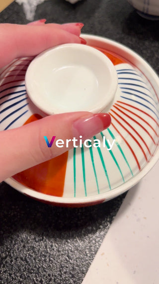 料理を運ぶ、優しい手元