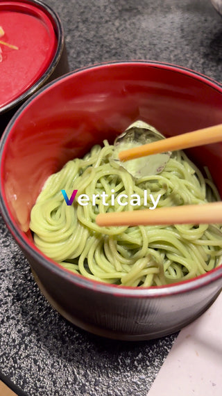 抹茶蕎麦を食べる