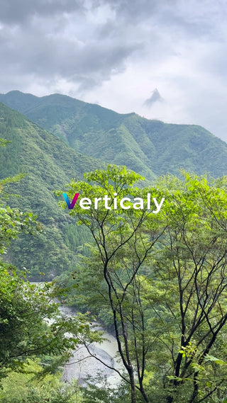 緑豊かな山々と雲、風景