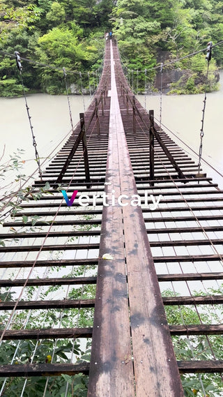 吊り橋を渡る、絶景体験