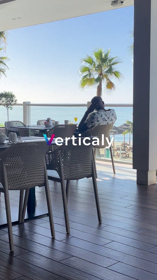 海辺のカフェ、優雅な時間