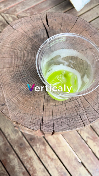 抹茶ドリンク、木漏れ日の下