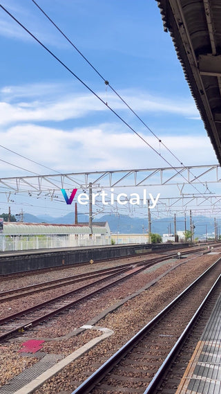 線路沿いの風景、青空の下