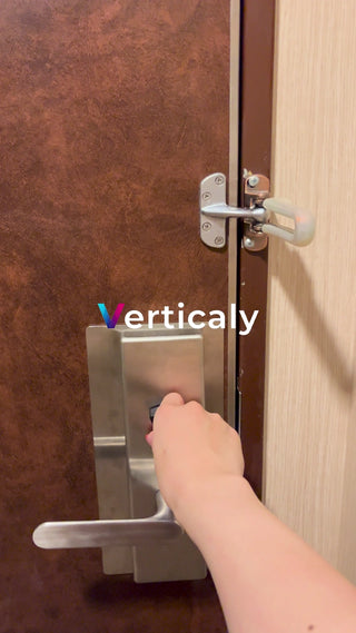 Opening the door, a moment of everyday life