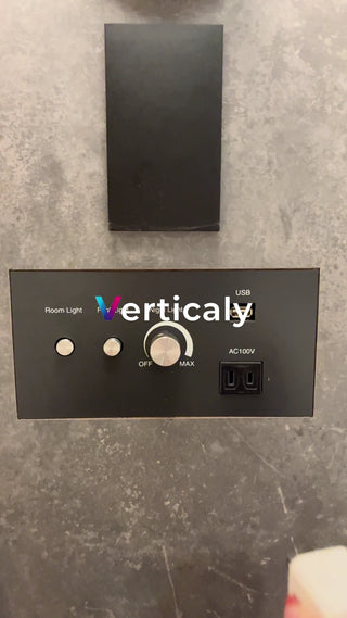 黒いパネル、スイッチとUSB