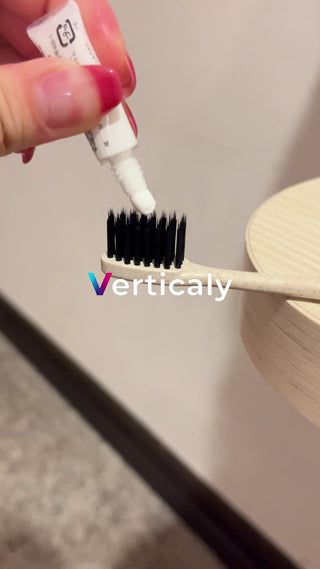 歯ブラシに薬を塗布