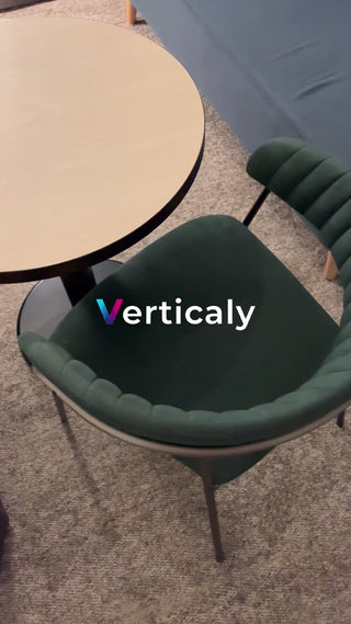 グリーンの椅子とテーブル