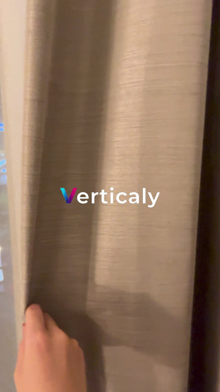 カーテンを触る手、光と影