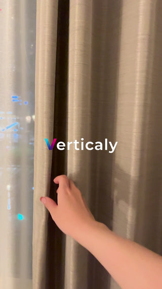 カーテンを開ける手、夜の風景