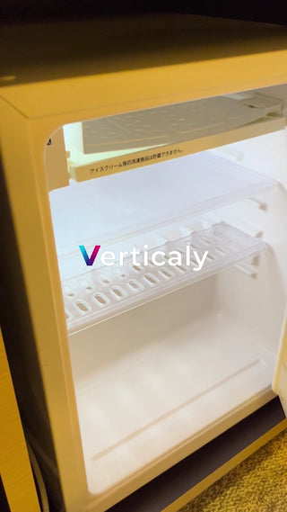 ミニ冷蔵庫の中、空っぽ