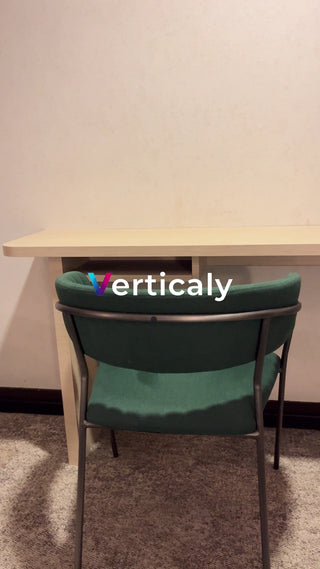 グリーンの椅子とテーブル