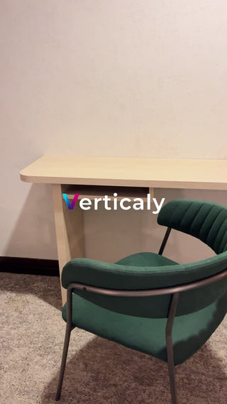 グリーンのチェアとデスク