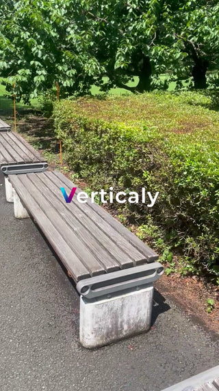 公園の木陰、ベンチで休憩