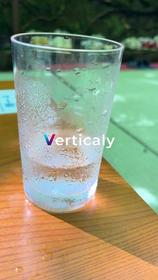 グラス越しの光、水面の煌めき