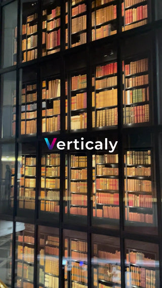 古書が並ぶ図書館