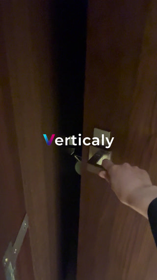 ドアを開ける、ビジネスマン