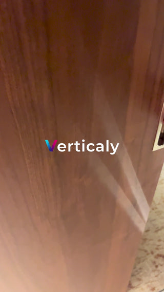 木目調の扉、光の陰影