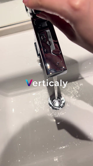 蛇口から出る水の輝き