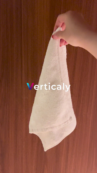 白いタオルを手に持つ