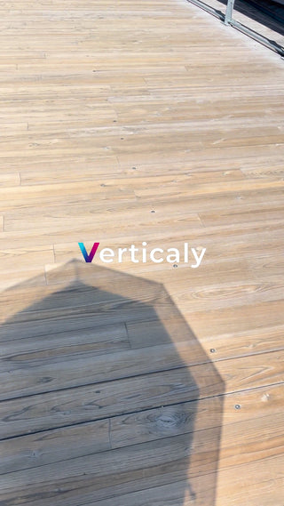 木製デッキの影、夏の午後