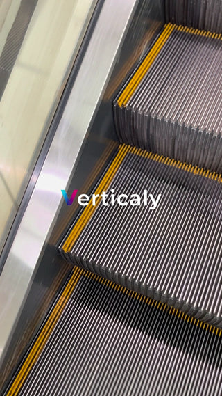 エスカレーターのステップ