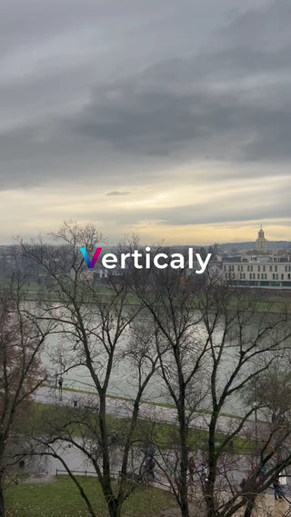 曇り空、水辺の風景
