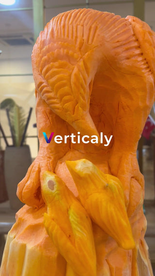 A gigantic sculpture, full of dynamism