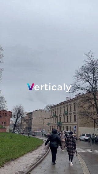 街を歩く人々、休日の午後