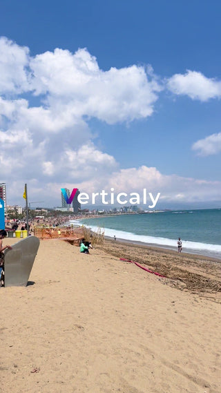 砂浜を歩く、夏の午後