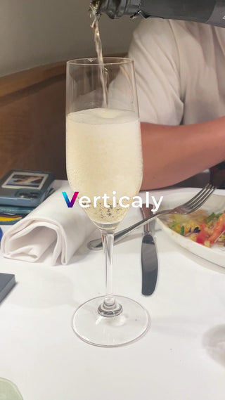 シャンパンを注ぐ、優雅な時間