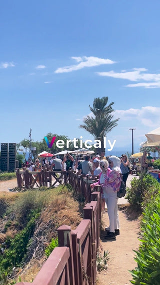 賑やかなカフェテラス