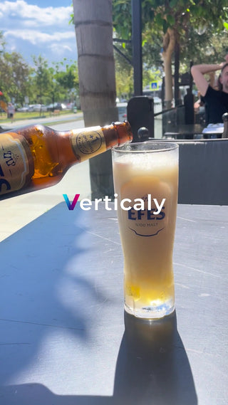 ビールを注ぐ、夏の午後