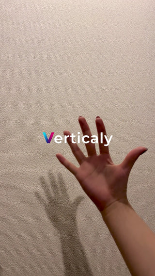 手を開き空を見上げる