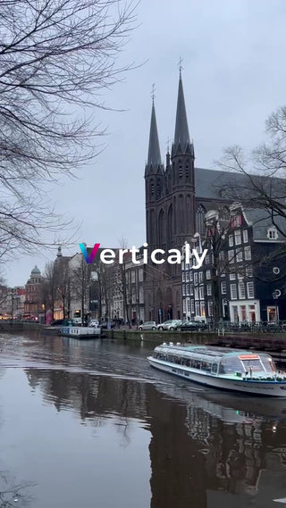 運河沿いを走る観光船