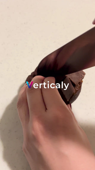 チョコレートをカットする