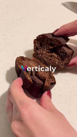 チョコレートパンを割る