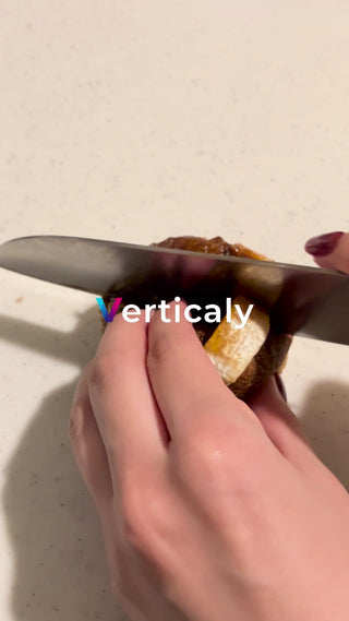 パンをカットする手元