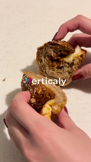 パンを割く女性の手元