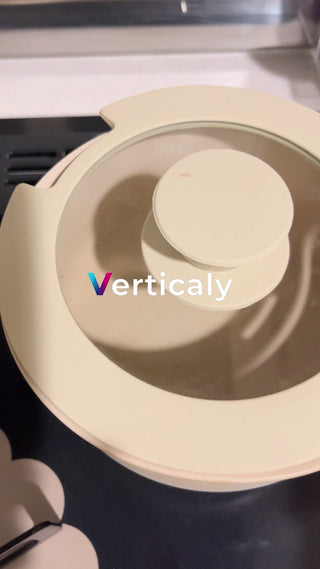 調理中の鍋、ガラス越し