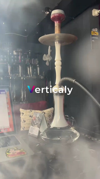 水タバコを嗜む、夜の店内