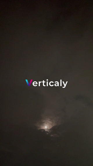 夜空を彩る月、雲の隙間から