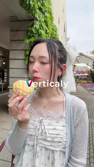 パンを食べる女性、優雅な時間