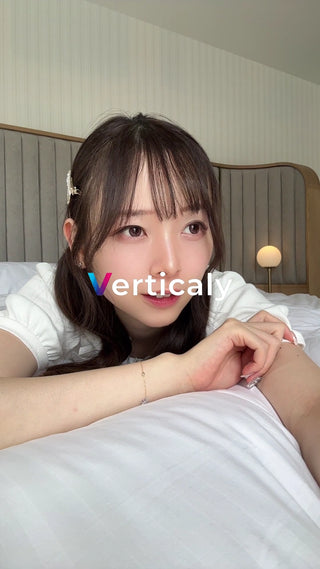 ベッドでくつろぐ女性