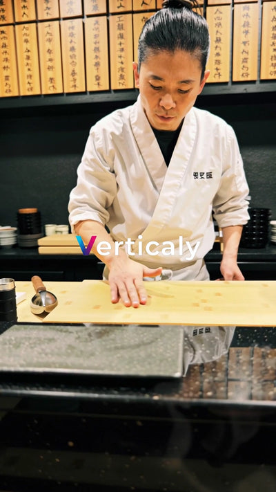 職人が手作業で寿司を握る