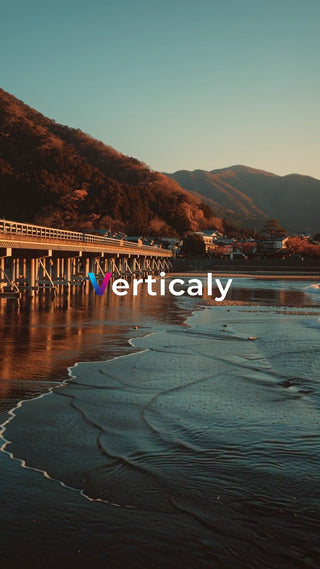 水辺の夕暮れ、橋と山並み