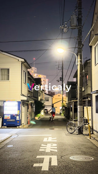 夜の街を自転車で走る